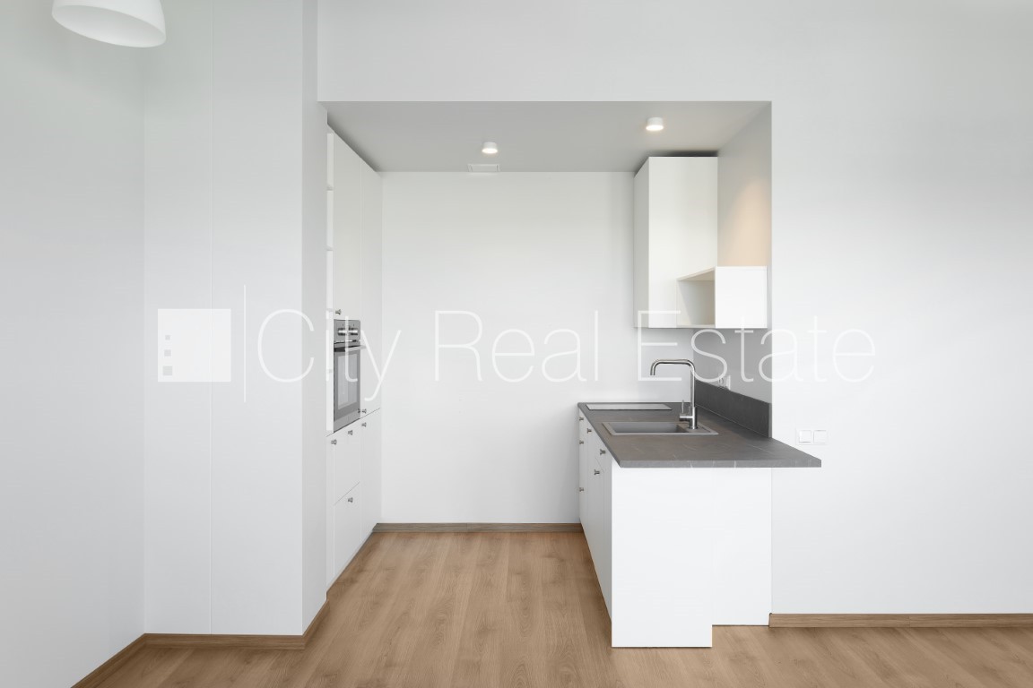 Sludinājumi. Jaunceltne, labiekārtots apzaļumots pagalms, vieta automašīnai, viena istaba izolēta, studio tipa, Cena: 675 EUR/mēn Foto #4