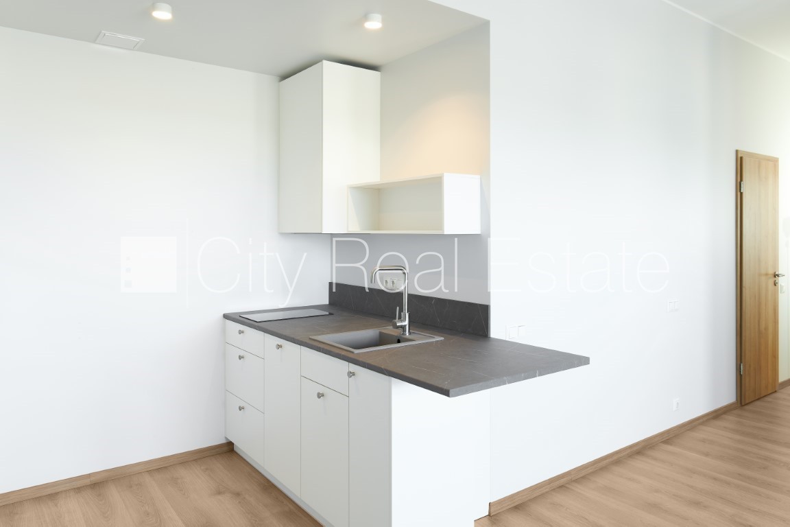 Sludinājumi. Jaunceltne, labiekārtots apzaļumots pagalms, vieta automašīnai, viena istaba izolēta, studio tipa, Cena: 675 EUR/mēn Foto #5