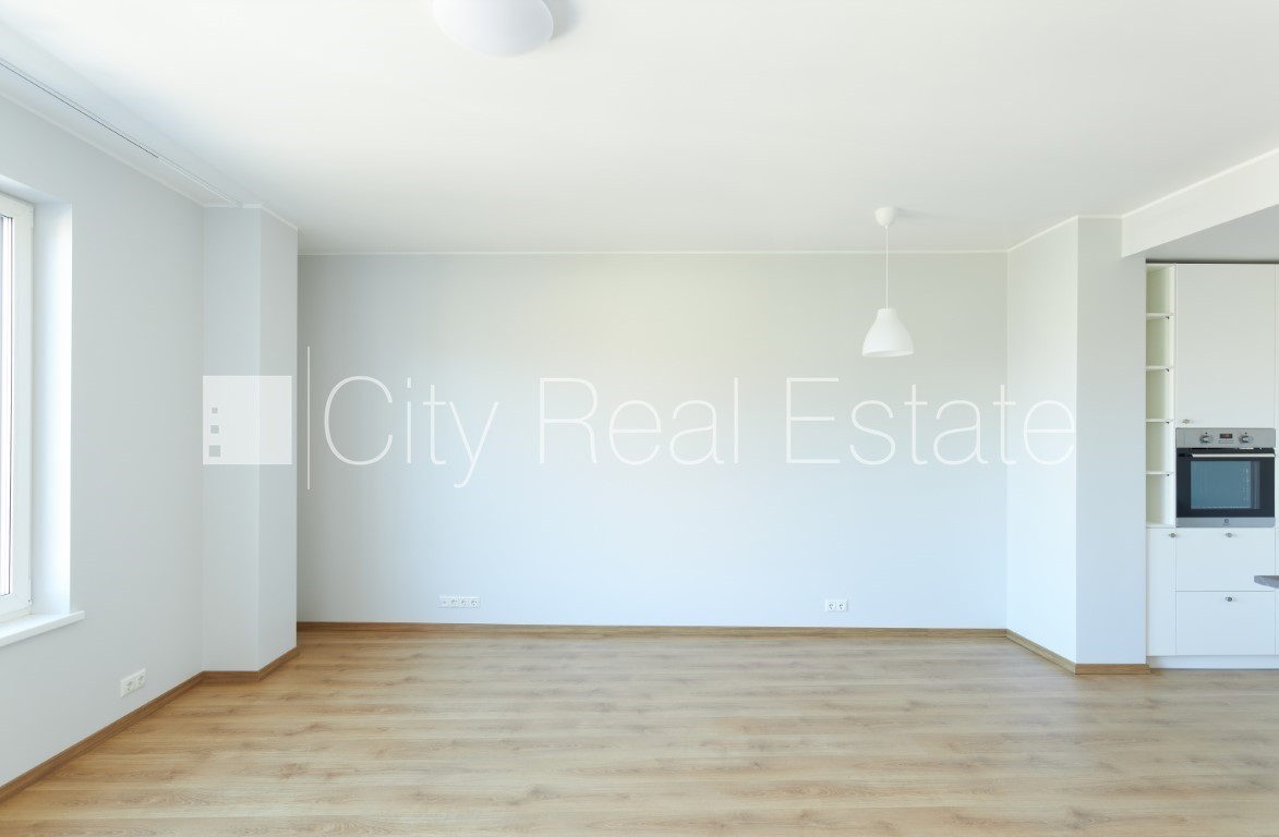 Sludinājumi. Jaunceltne, labiekārtots apzaļumots pagalms, vieta automašīnai, viena istaba izolēta, studio tipa, Cena: 675 EUR/mēn Foto #6