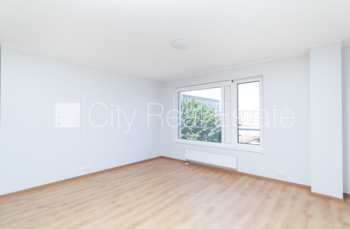 Sludinājumi. Jaunceltne, labiekārtots apzaļumots pagalms, vieta automašīnai, viena istaba izolēta, studio tipa, Cena: 675 EUR/mēn Foto #2