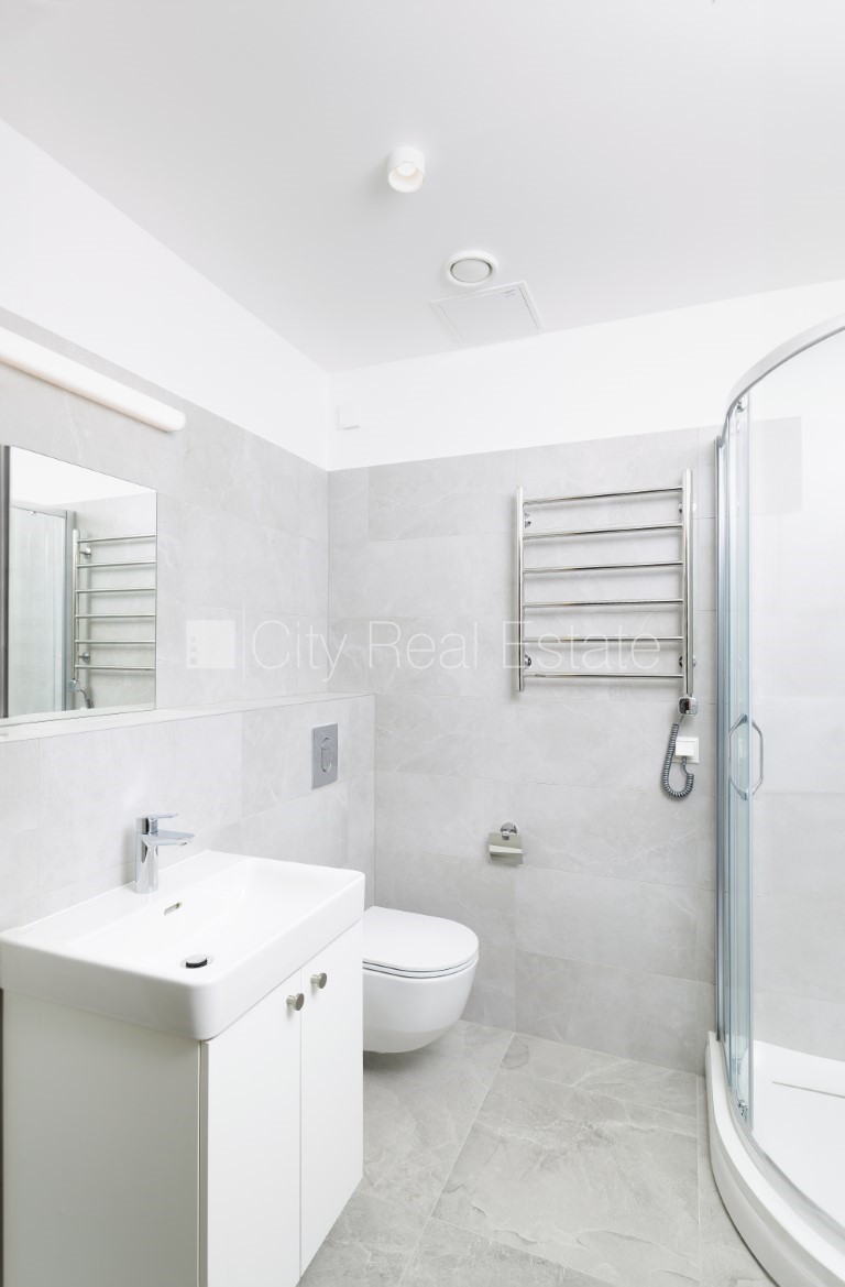 Sludinājumi. Jaunceltne, labiekārtots apzaļumots pagalms, vieta automašīnai, viena istaba izolēta, studio tipa, Cena: 675 EUR/mēn Foto #9