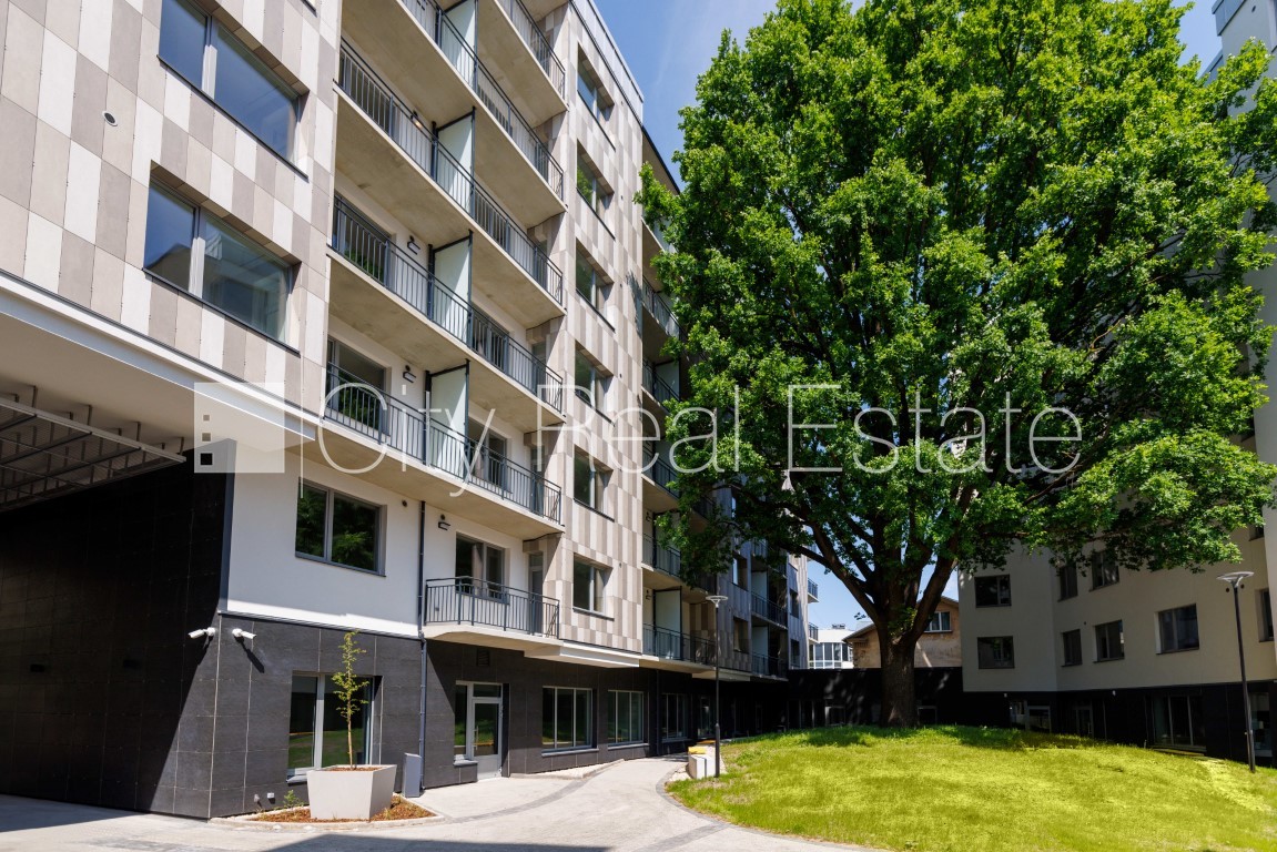 Sludinājumi. Jaunceltne, labiekārtots apzaļumots pagalms, garāža vienai automašīnai, ir lifts, balkons, istaba Cena: 675 EUR/mēn Foto #15