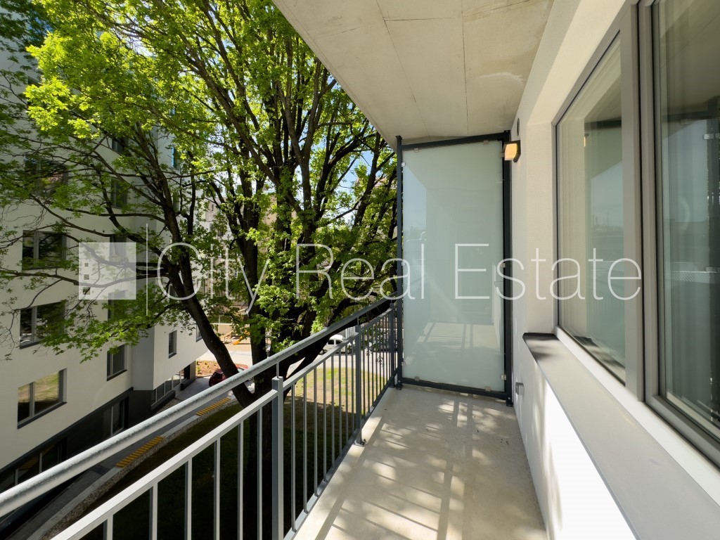 Sludinājumi. Jaunceltne, labiekārtots apzaļumots pagalms, garāža vienai automašīnai, ir lifts, balkons, istaba Cena: 675 EUR/mēn Foto #6