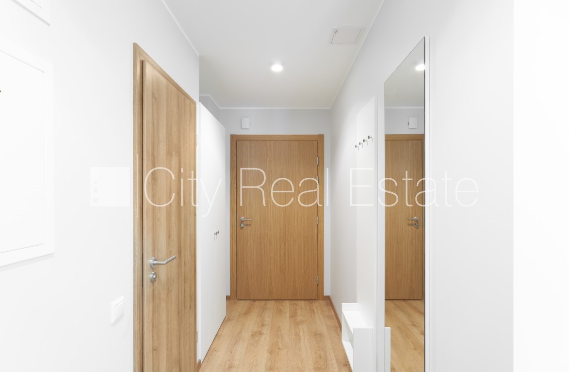 Sludinājumi. Jaunceltne, labiekārtots apzaļumots pagalms, garāža vienai automašīnai, ir lifts, balkons, istaba Cena: 675 EUR/mēn Foto #8