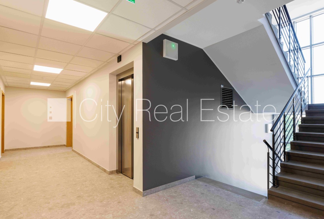 Sludinājumi. Jaunceltne, labiekārtots apzaļumots pagalms, garāža vienai automašīnai, ir lifts, balkons, istaba Cena: 675 EUR/mēn Foto #18