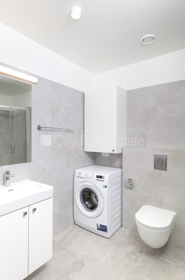 Sludinājumi. Jaunceltne, labiekārtots apzaļumots pagalms, garāža vienai automašīnai, ir lifts, balkons, istaba Cena: 675 EUR/mēn Foto #13