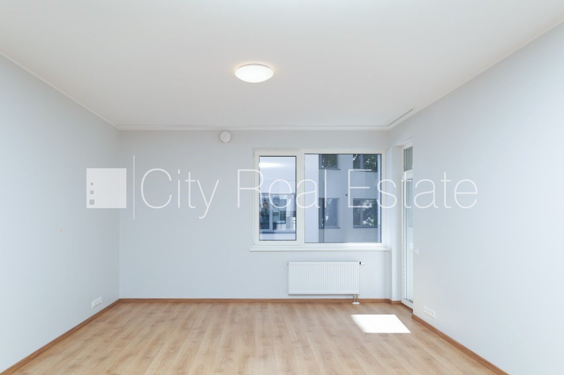 Sludinājumi. Jaunceltne, labiekārtots apzaļumots pagalms, garāža vienai automašīnai, ir lifts, balkons, istaba Cena: 675 EUR/mēn Foto #5