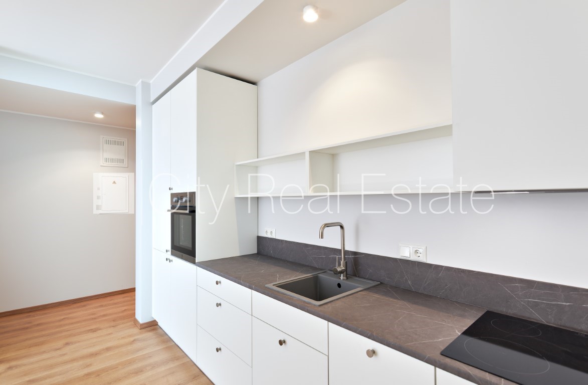 Sludinājumi. Jaunceltne, labiekārtots apzaļumots pagalms, garāža vienai automašīnai, ir lifts, balkons, istaba Cena: 675 EUR/mēn Foto #1