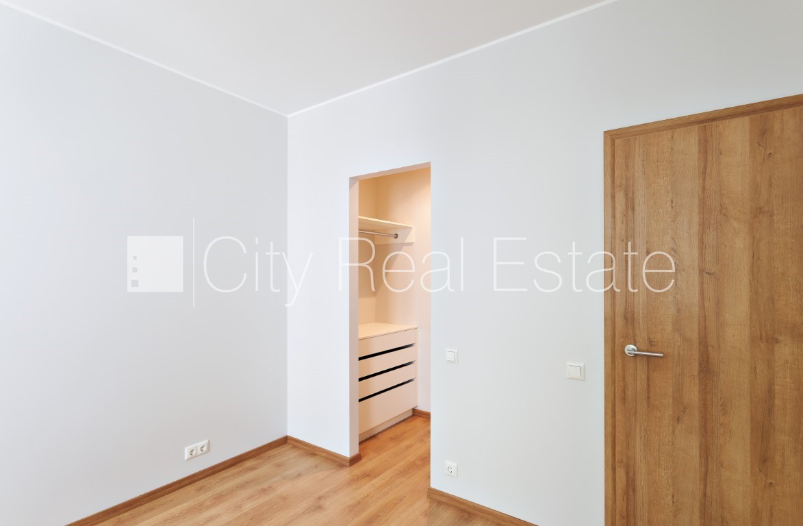 Sludinājumi. Jaunceltne, labiekārtots apzaļumots pagalms, garāža vienai automašīnai, ir lifts, balkons, istaba Cena: 675 EUR/mēn Foto #12