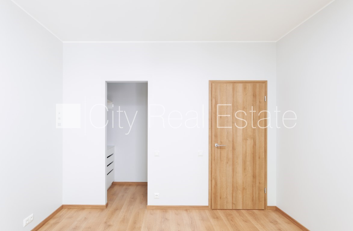 Sludinājumi. Jaunceltne, labiekārtots apzaļumots pagalms, garāža vienai automašīnai, ir lifts, balkons, istaba Cena: 675 EUR/mēn Foto #11