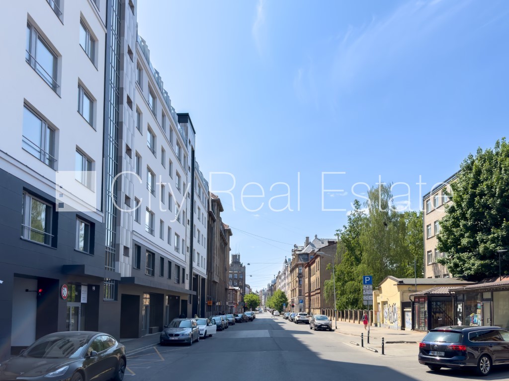 Sludinājumi. Jaunceltne, labiekārtots apzaļumots pagalms, garāža vienai automašīnai, ir lifts, balkons, istaba Cena: 675 EUR/mēn Foto #19