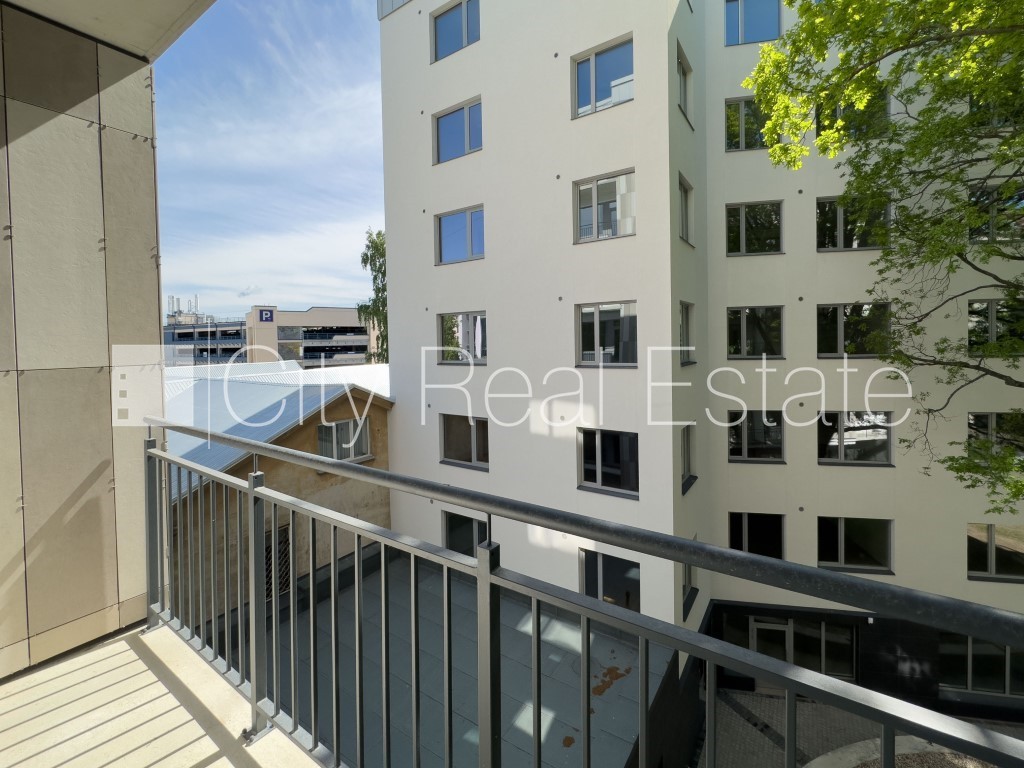 Sludinājumi. Jaunceltne, labiekārtots apzaļumots pagalms, garāža vienai automašīnai, ir lifts, balkons, istaba Cena: 675 EUR/mēn Foto #7