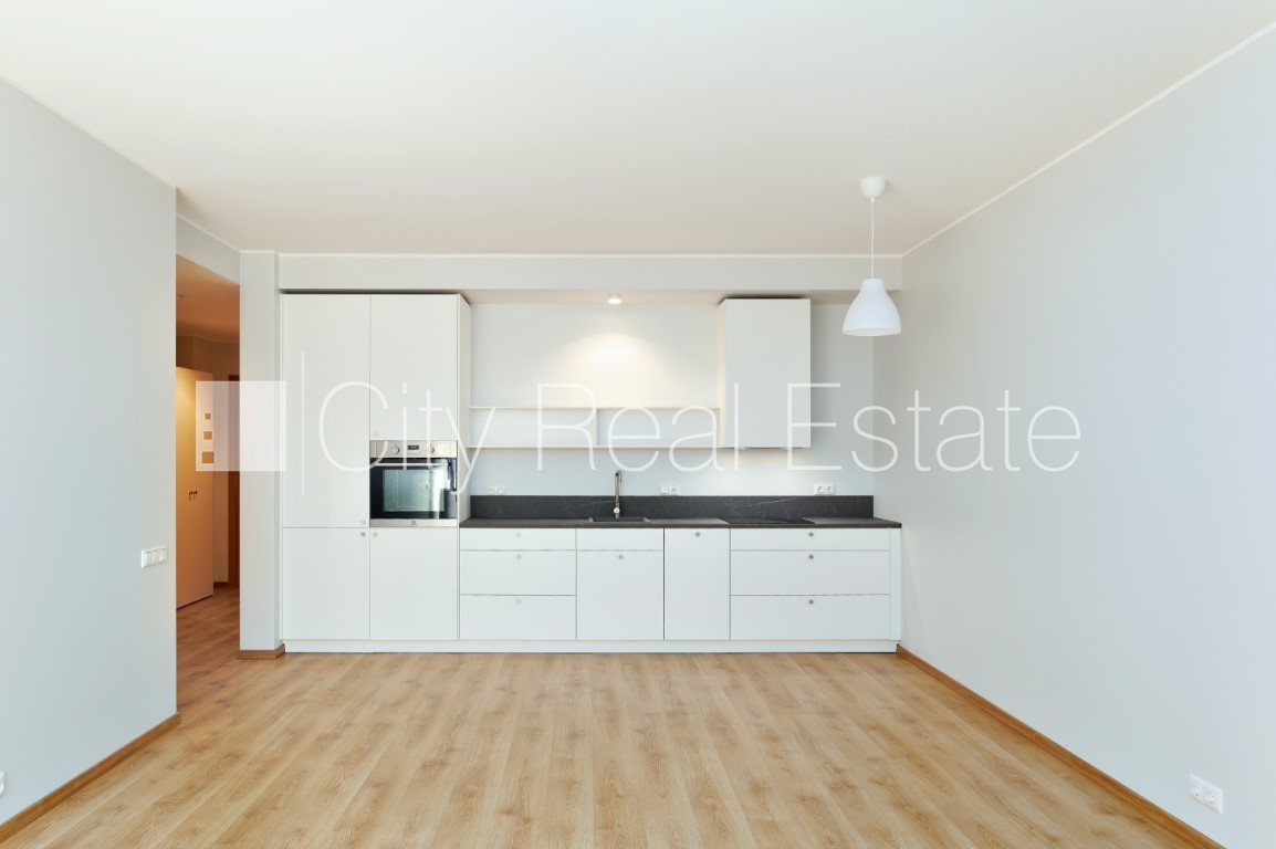 Sludinājumi. Jaunceltne, labiekārtots apzaļumots pagalms, garāža vienai automašīnai, ir lifts, balkons, istaba Cena: 675 EUR/mēn Foto #2