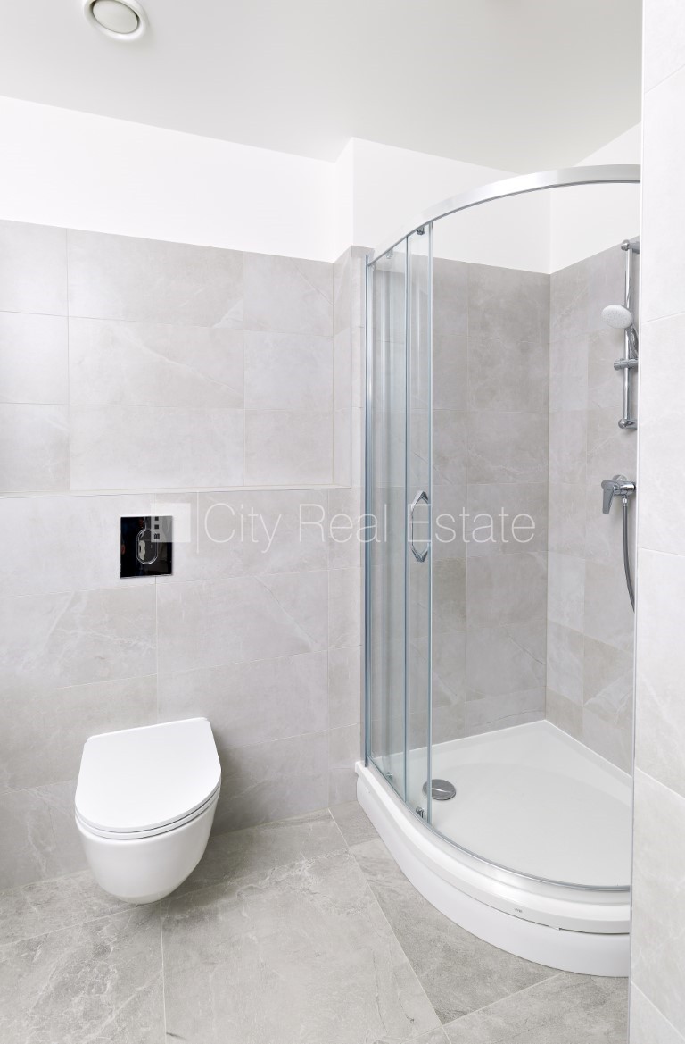 Sludinājumi. Jaunceltne, labiekārtots apzaļumots pagalms, garāža vienai automašīnai, ir lifts, balkons, istaba Cena: 675 EUR/mēn Foto #14