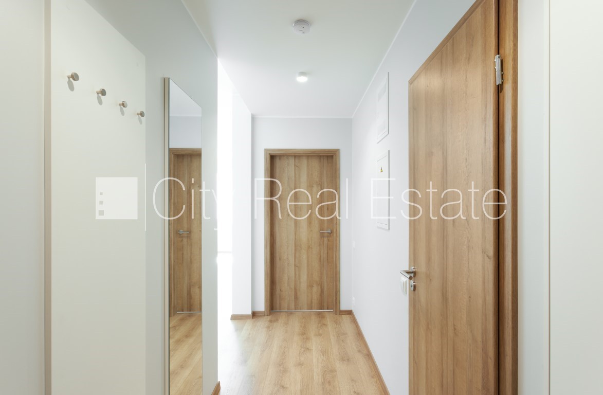 Sludinājumi. Jaunceltne, labiekārtots apzaļumots pagalms, garāža vienai automašīnai, ir lifts, balkons, istaba Cena: 675 EUR/mēn Foto #9