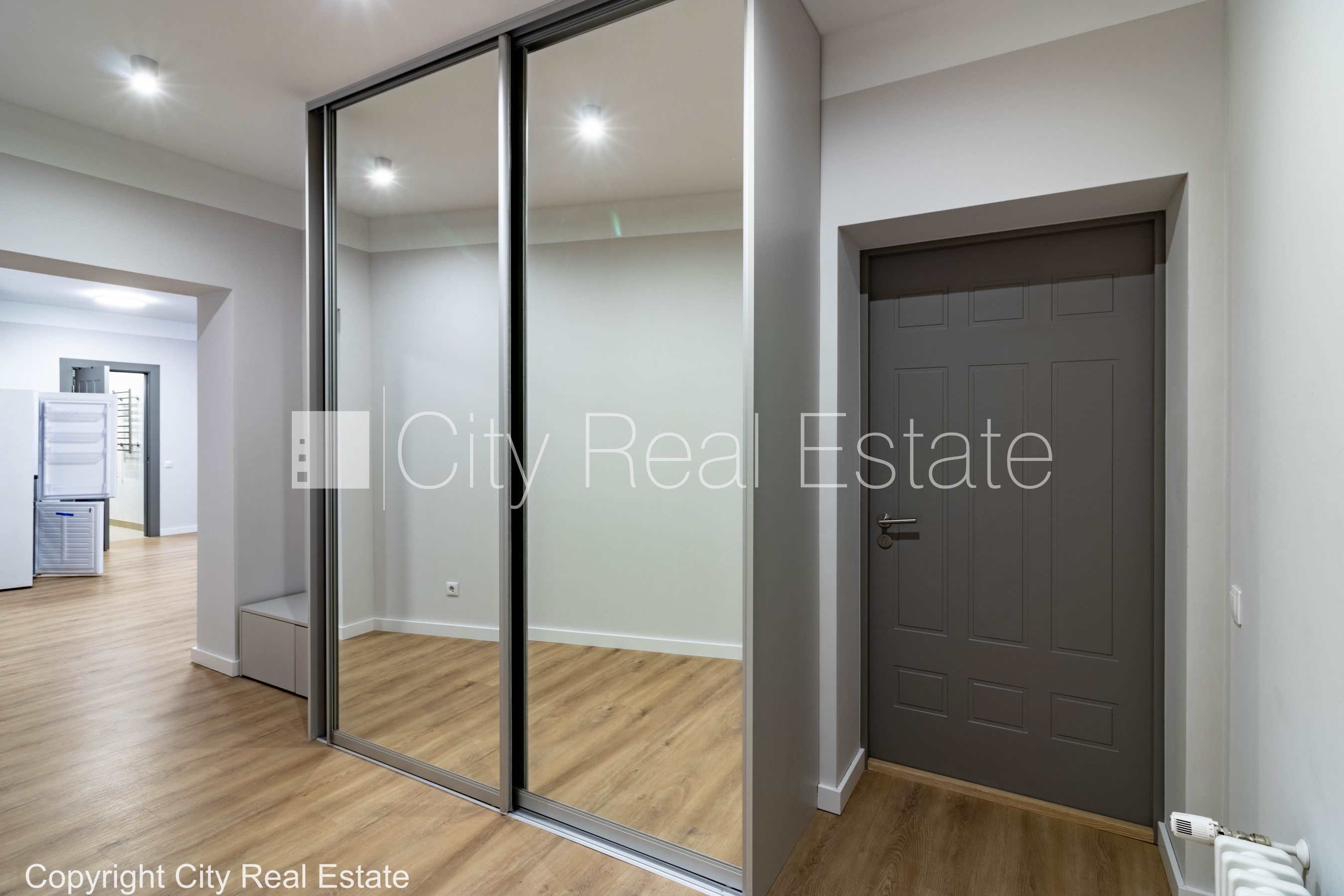 Sludinājumi. Fasādes māja, renovēta māja, labiekārtota apzaļumota teritorija, ir lifts, kāpņu telpa pēc kapitālā Cena: 700 EUR/mēn Foto #5