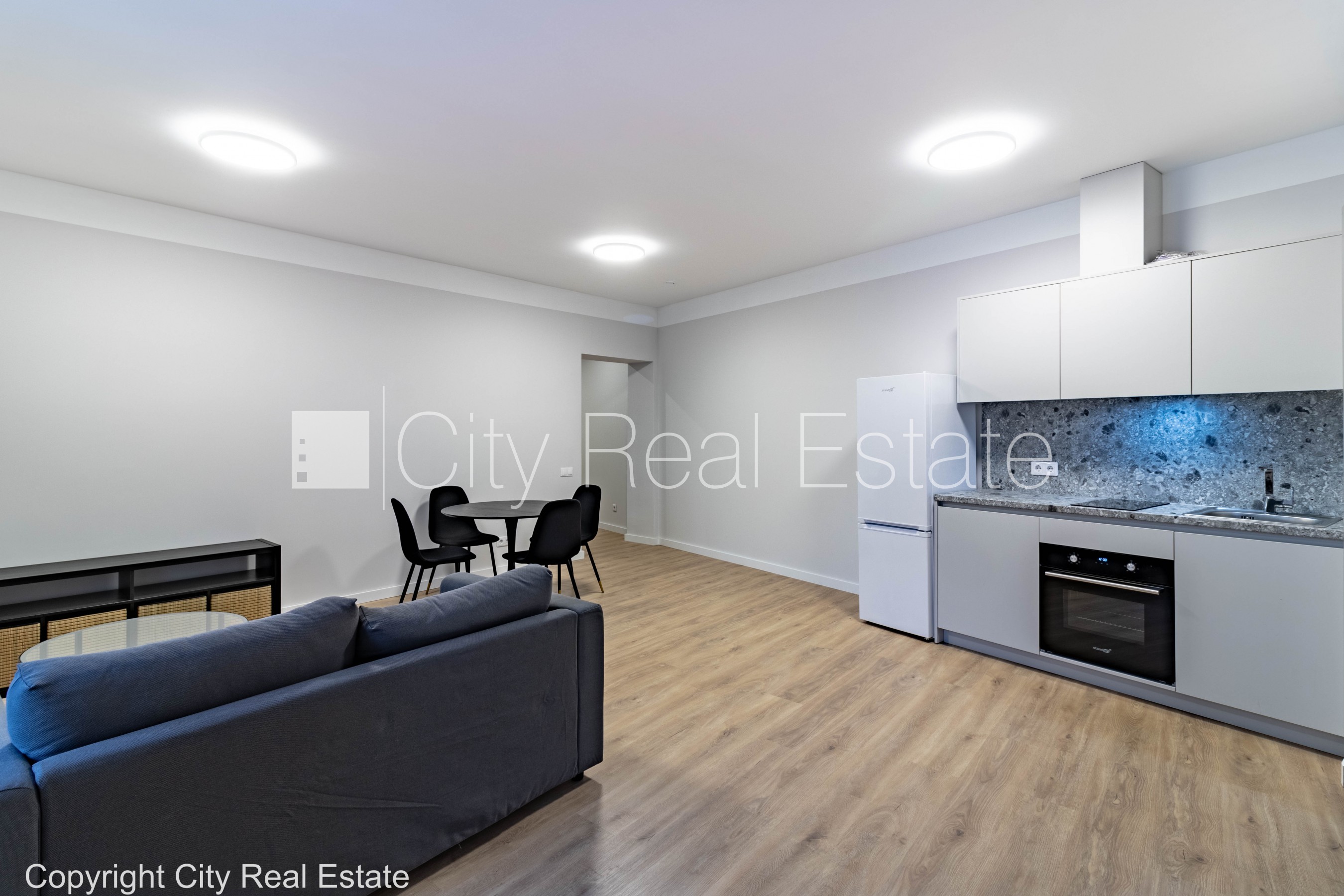 Sludinājumi. Fasādes māja, renovēta māja, labiekārtota apzaļumota teritorija, ir lifts, kāpņu telpa pēc kapitālā Cena: 700 EUR/mēn Foto #3