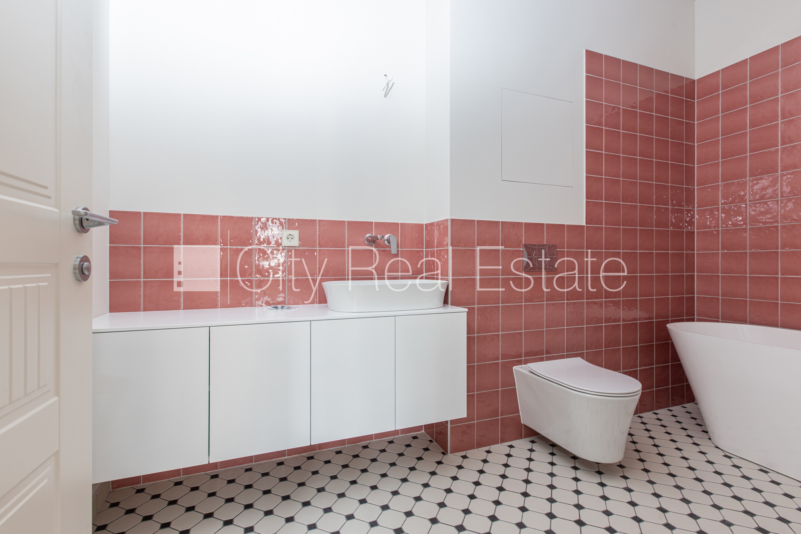 Sludinājumi. Pagalma ēka, renovēta māja, slēgts pagalms, ir lifts, kāpņu telpa pēc kapitālā remonta, logi vērsti Cena: 238640 EUR Foto #8