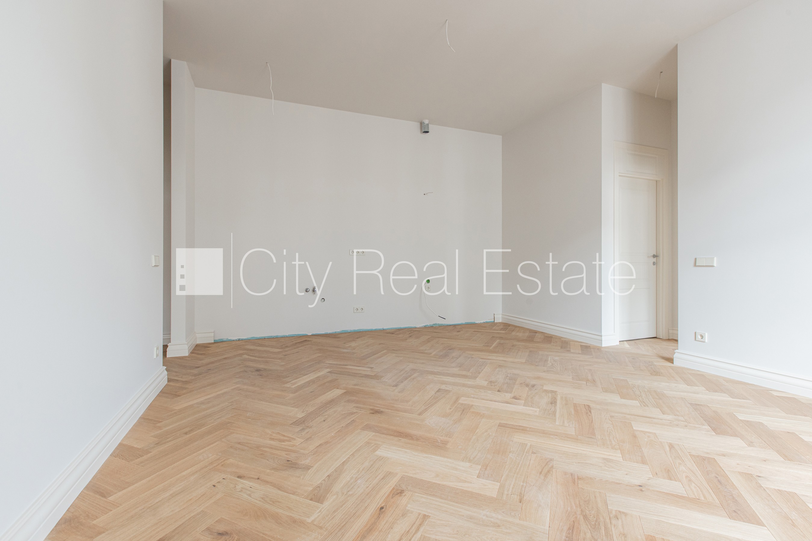 Sludinājumi. Pagalma ēka, renovēta māja, slēgts pagalms, ir lifts, kāpņu telpa pēc kapitālā remonta, logi vērsti Cena: 238640 EUR Foto #4