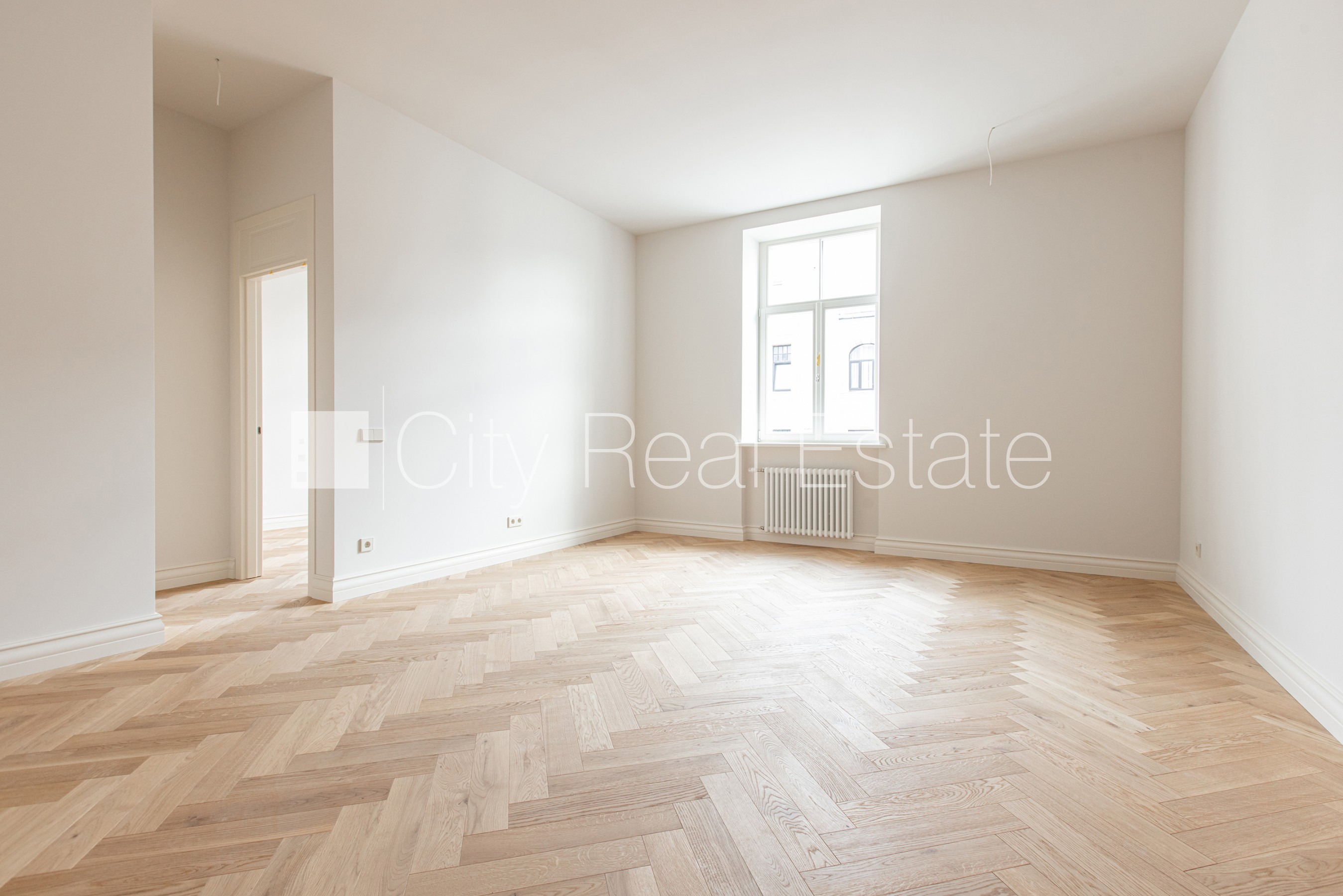 Sludinājumi. Pagalma ēka, renovēta māja, slēgts pagalms, ir lifts, kāpņu telpa pēc kapitālā remonta, logi vērsti Cena: 238640 EUR Foto #2