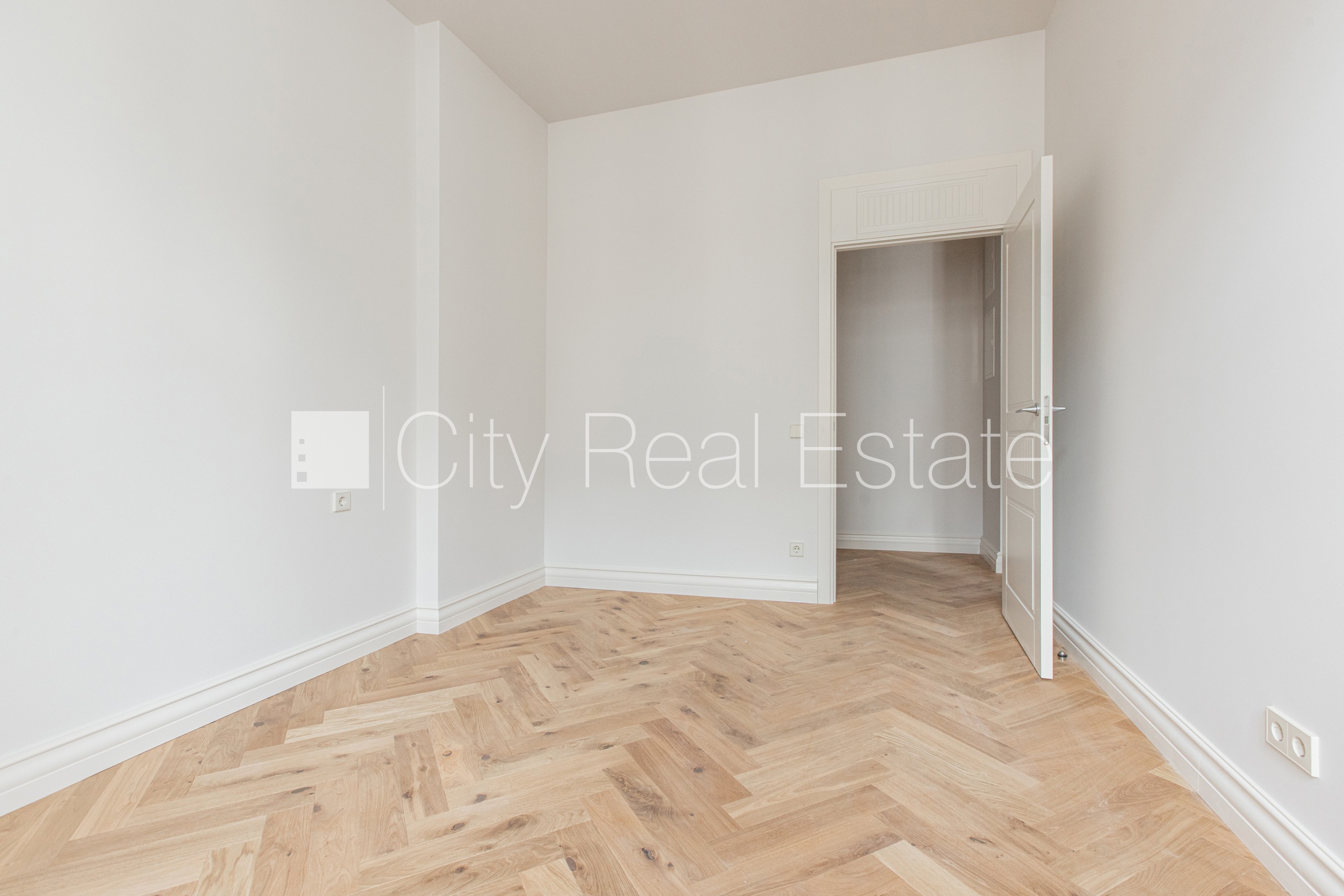 Sludinājumi. Pagalma ēka, renovēta māja, slēgts pagalms, ir lifts, kāpņu telpa pēc kapitālā remonta, logi vērsti Cena: 238640 EUR Foto #12