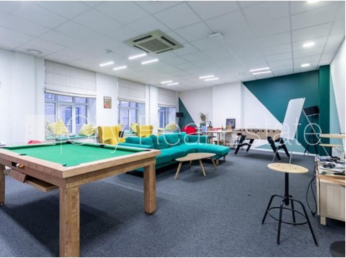 Sludinājumi. Fasādes māja, restaurēta māja, apsargāta teritorija, ieeja no ielas, ir lifts, kāpņu telpa pēc Cena: 3199 EUR/mēn Foto #3