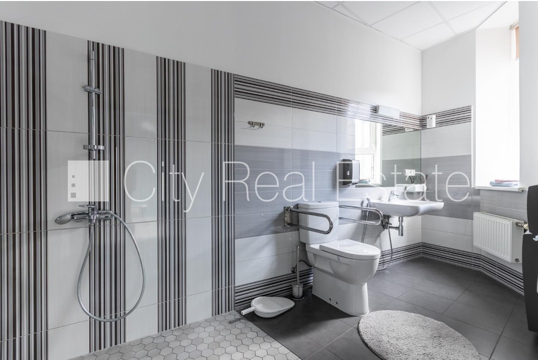 Sludinājumi. Fasādes māja, restaurēta māja, apsargāta teritorija, ieeja no ielas, ir lifts, kāpņu telpa pēc Cena: 3199 EUR/mēn Foto #9