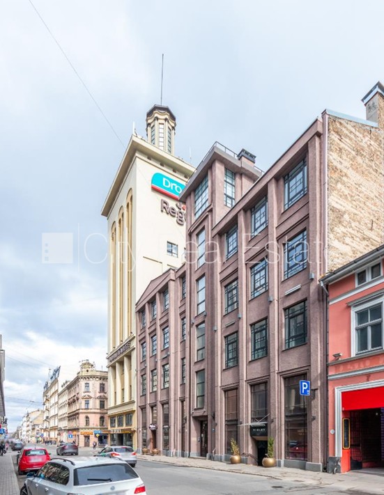 Sludinājumi. Fasādes māja, restaurēta māja, apsargāta teritorija, ieeja no ielas, ir lifts, kāpņu telpa pēc Cena: 3199 EUR/mēn Foto #11