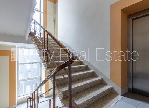 Sludinājumi. Fasādes māja, restaurēta māja, apsargāta teritorija, ieeja no ielas, ir lifts, kāpņu telpa pēc Cena: 3199 EUR/mēn Foto #12