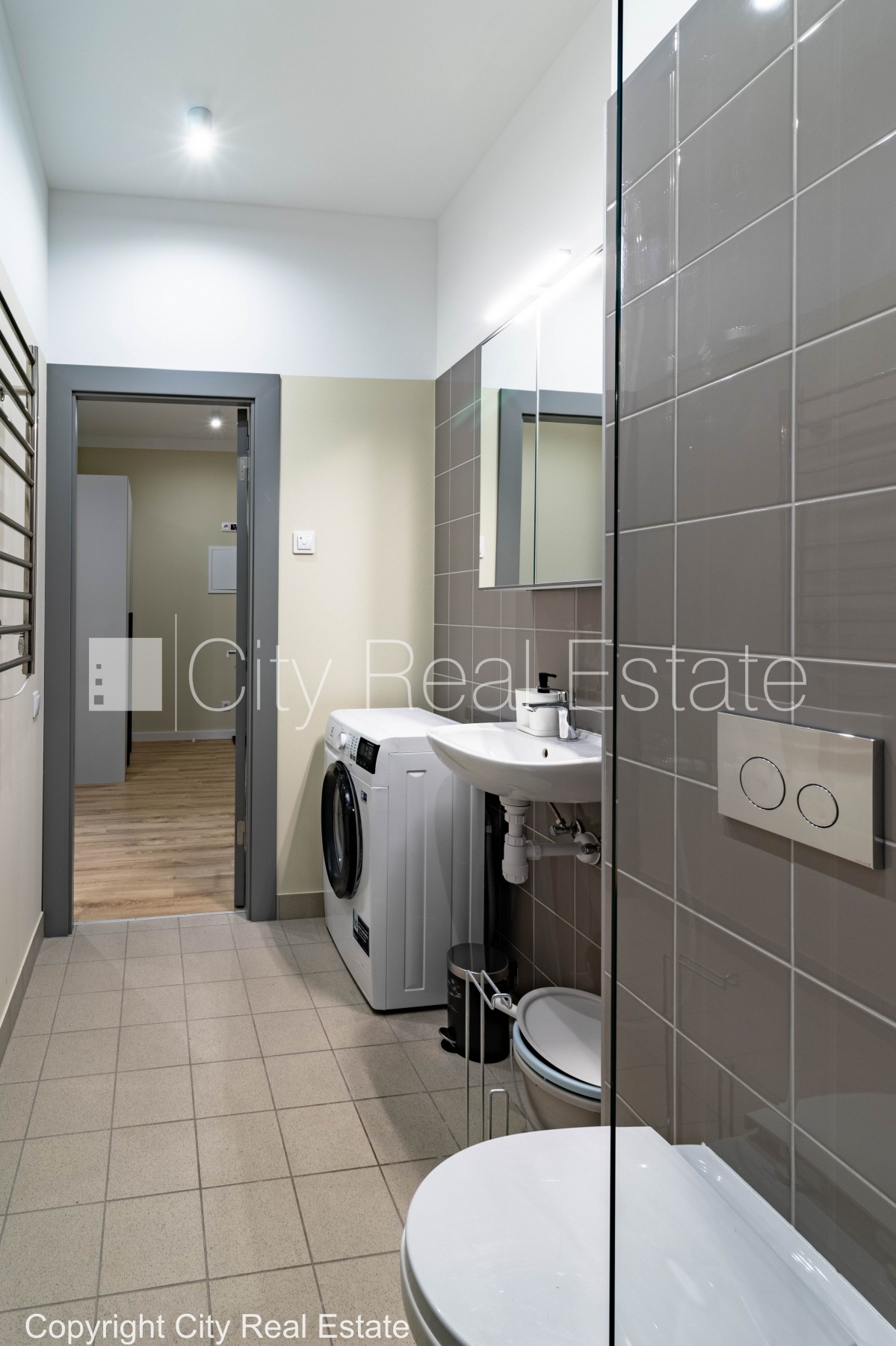 Sludinājumi. Fasādes māja, renovēta māja, labiekārtota apzaļumota teritorija, ieeja no ielas, ir lifts, kāpņu Cena: 650 EUR/mēn Foto #8