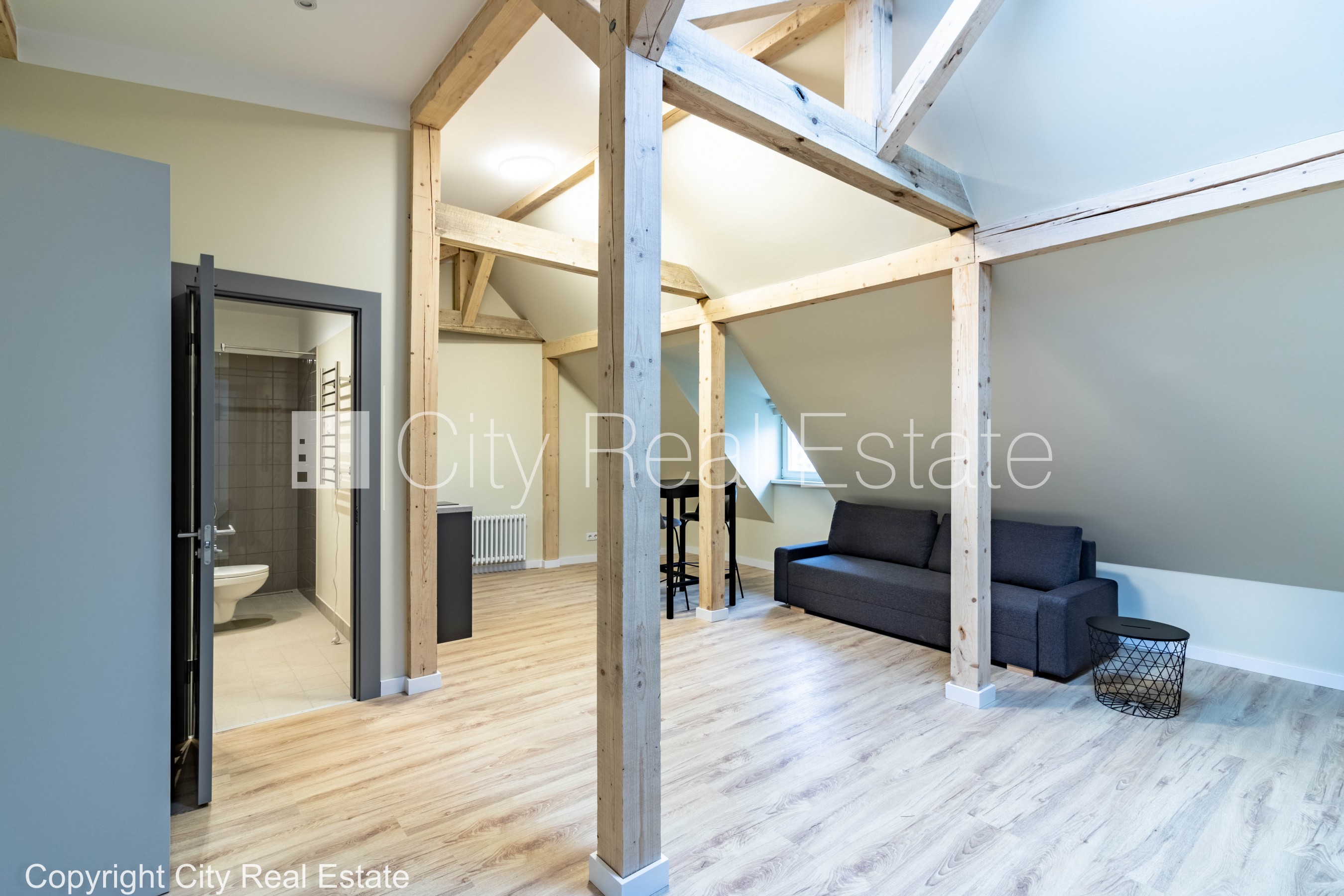 Sludinājumi. Fasādes māja, renovēta māja, labiekārtota apzaļumota teritorija, ir lifts, kāpņu telpa pēc kapitālā Cena: 550 EUR/mēn Foto #3