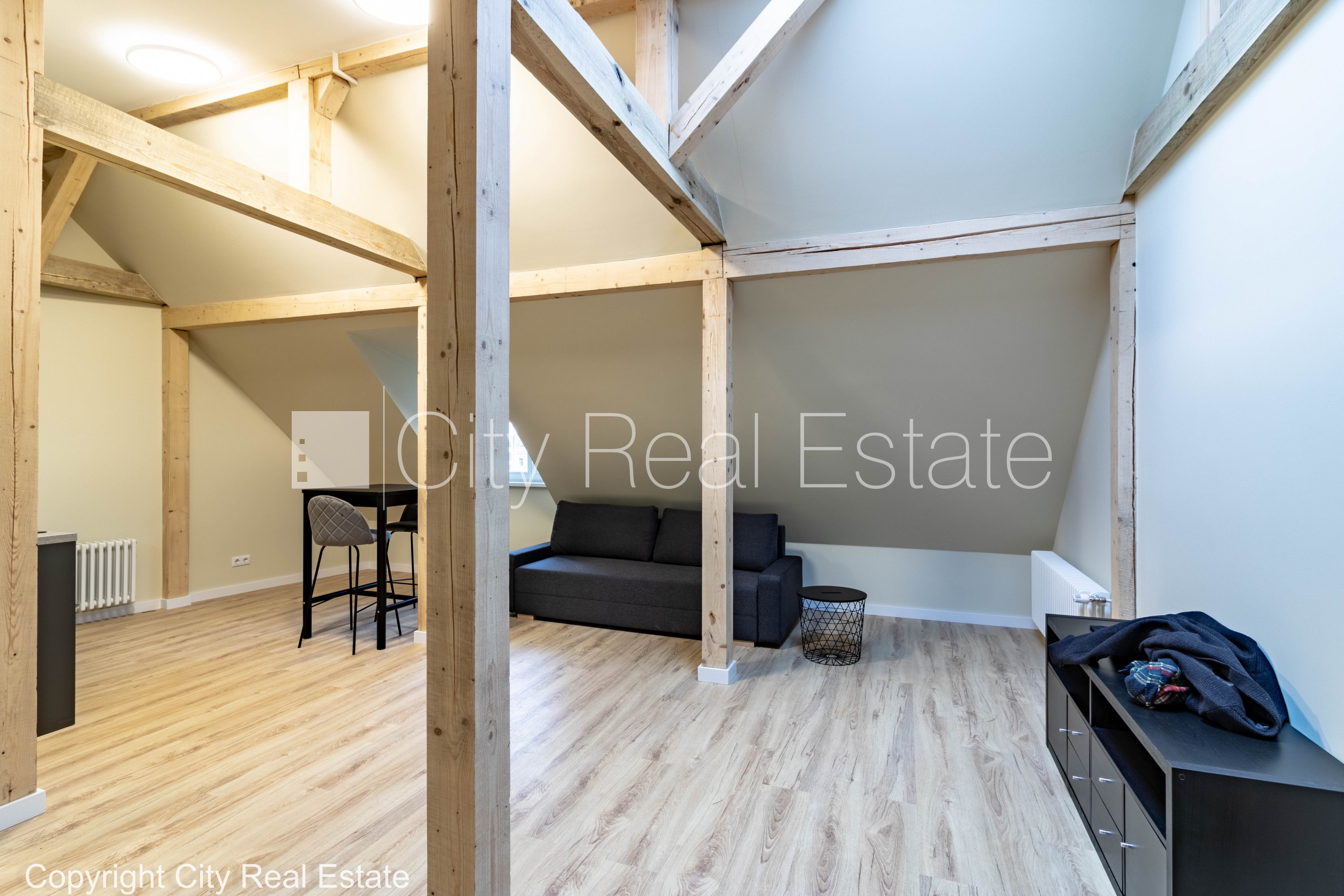 Sludinājumi. Fasādes māja, renovēta māja, labiekārtota apzaļumota teritorija, ir lifts, kāpņu telpa pēc kapitālā Cena: 550 EUR/mēn Foto #4