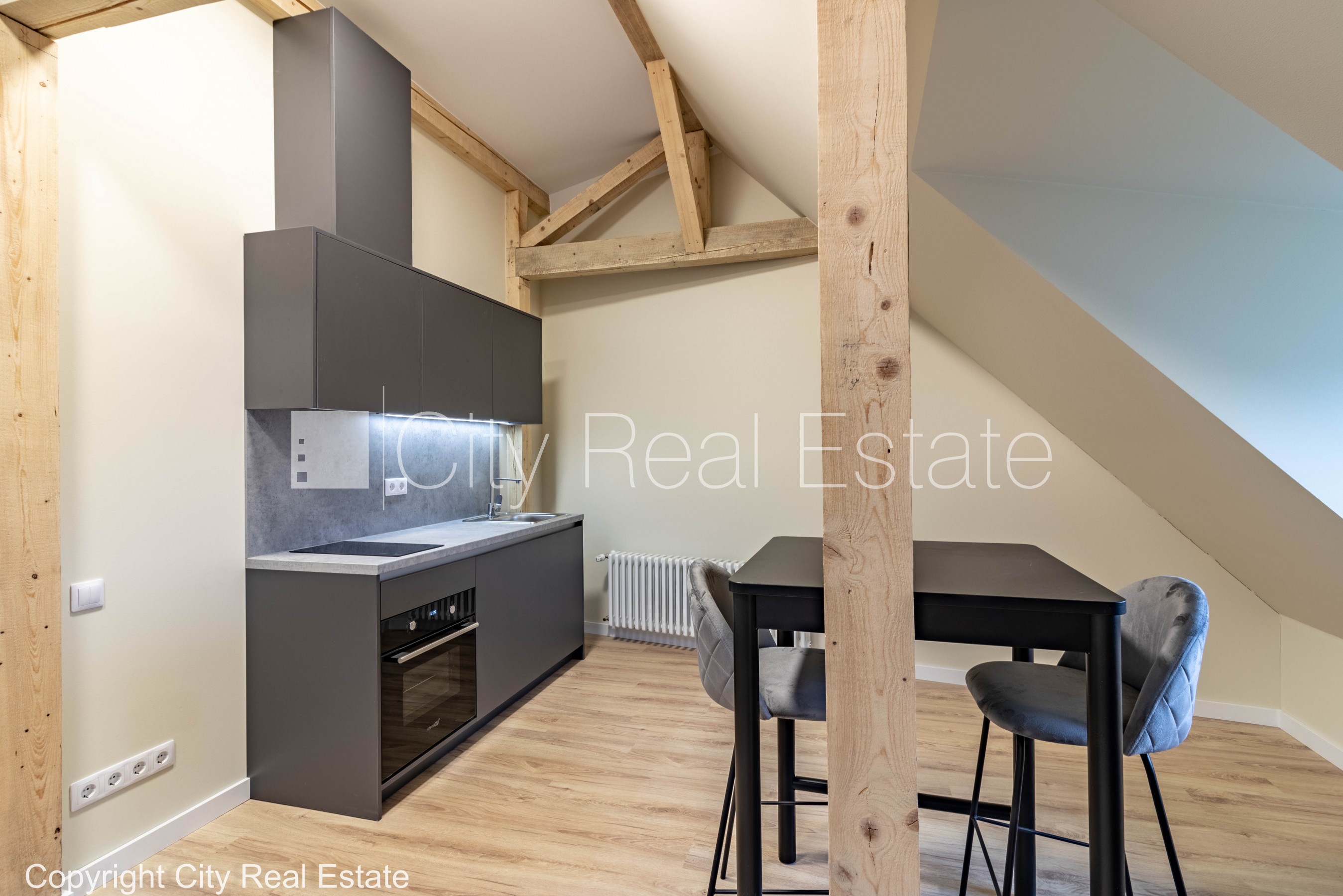 Sludinājumi. Fasādes māja, renovēta māja, labiekārtota apzaļumota teritorija, ir lifts, kāpņu telpa pēc kapitālā Cena: 550 EUR/mēn Foto #6