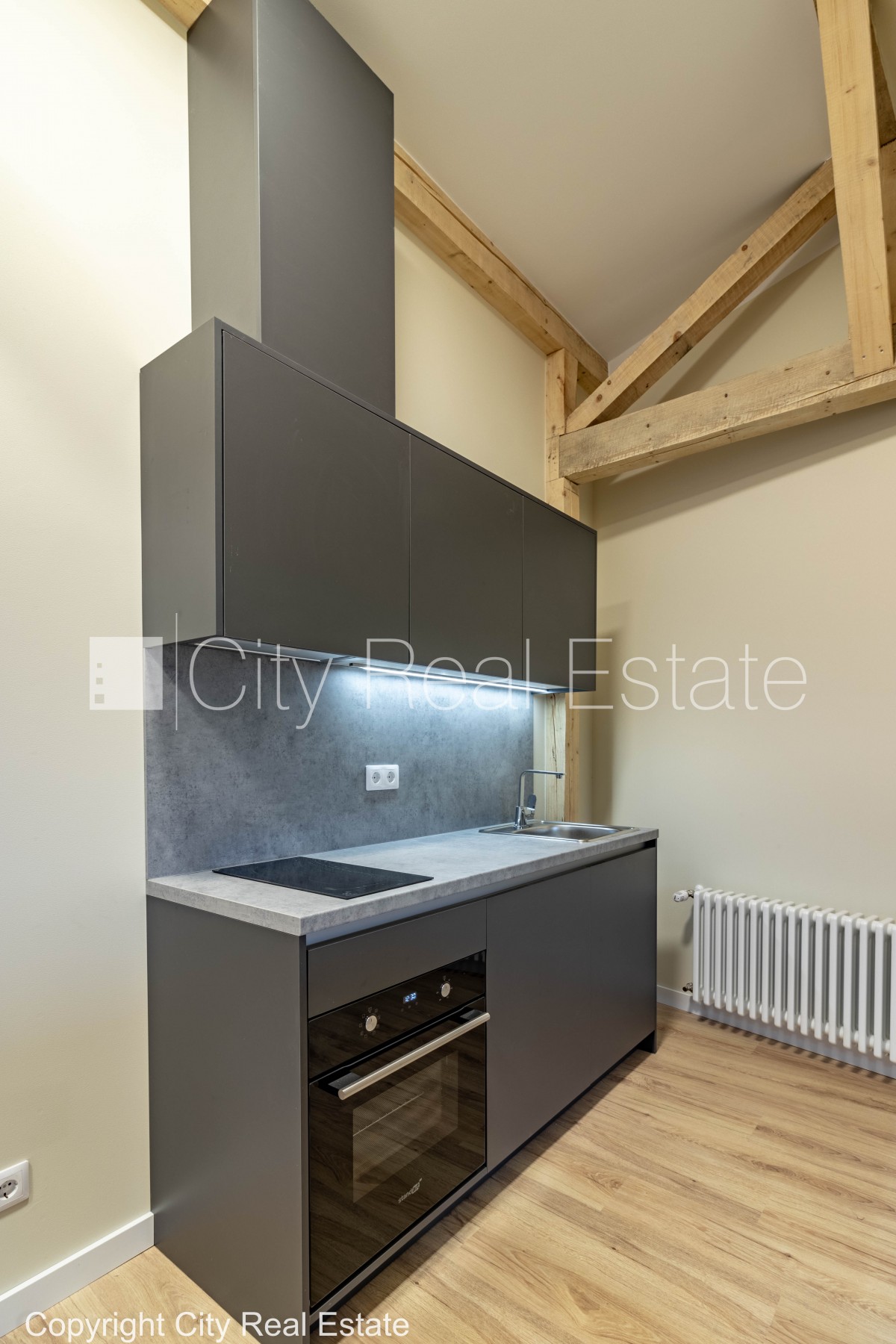 Sludinājumi. Fasādes māja, renovēta māja, labiekārtota apzaļumota teritorija, ir lifts, kāpņu telpa pēc kapitālā Cena: 550 EUR/mēn Foto #7