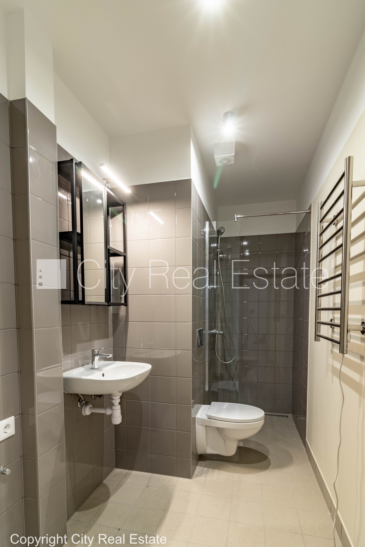 Sludinājumi. Fasādes māja, renovēta māja, labiekārtota apzaļumota teritorija, ir lifts, kāpņu telpa pēc kapitālā Cena: 550 EUR/mēn Foto #8