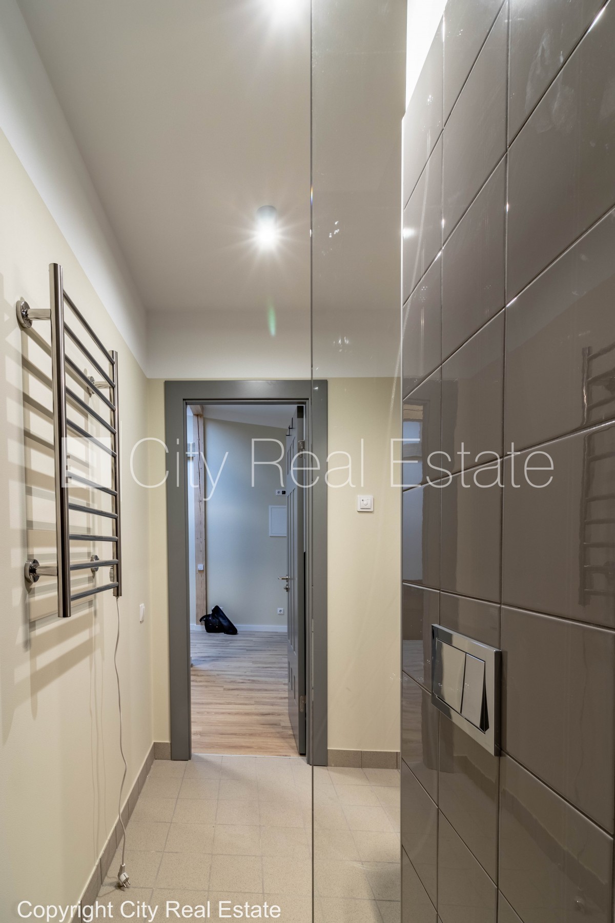 Sludinājumi. Fasādes māja, renovēta māja, labiekārtota apzaļumota teritorija, ir lifts, kāpņu telpa pēc kapitālā Cena: 550 EUR/mēn Foto #9