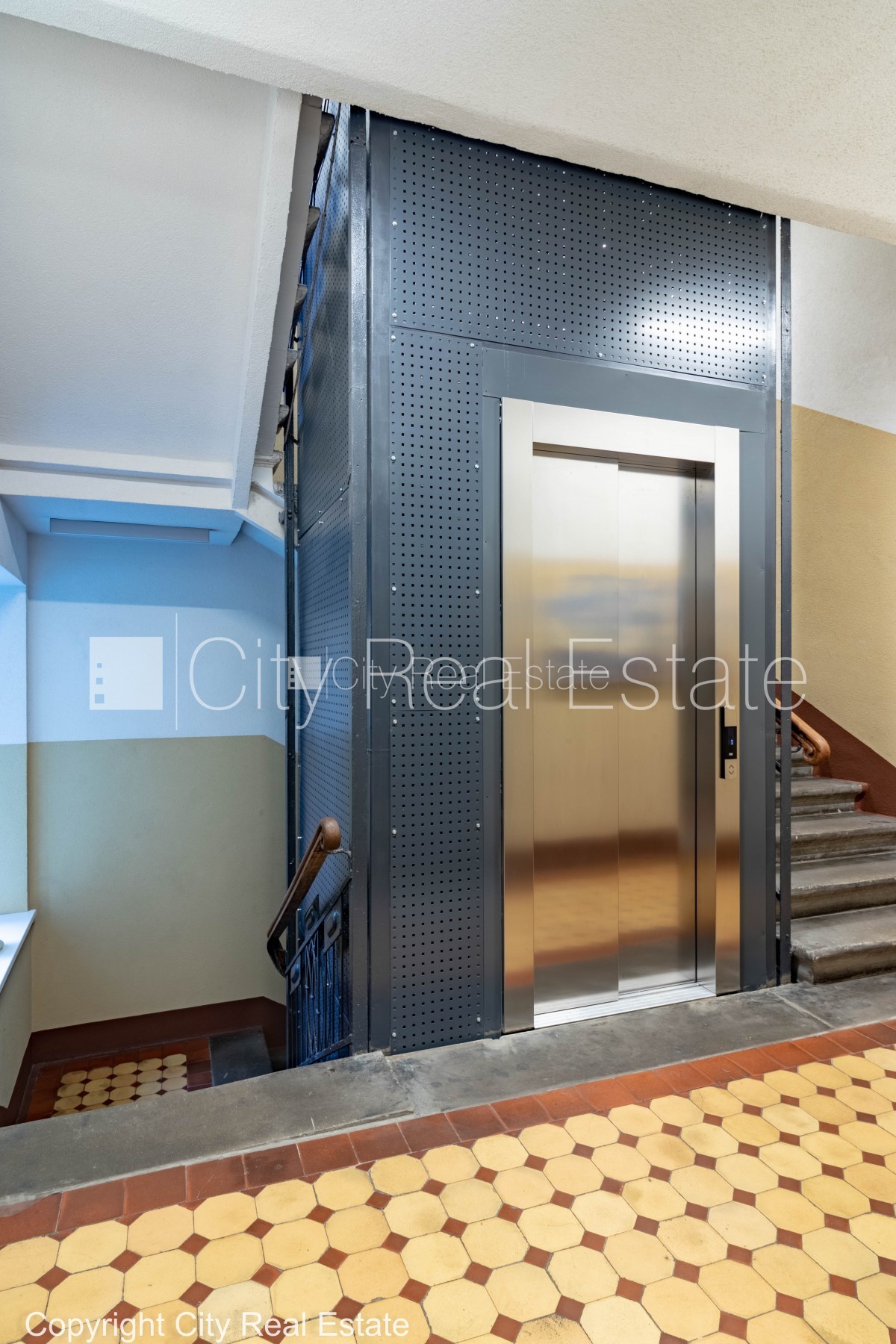 Sludinājumi. Fasādes māja, renovēta māja, labiekārtota apzaļumota teritorija, ir lifts, kāpņu telpa pēc kapitālā Cena: 550 EUR/mēn Foto #2