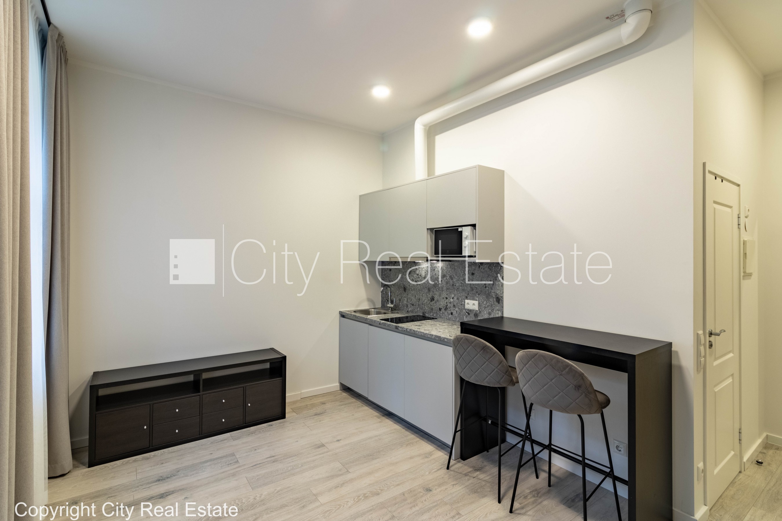 Sludinājumi. Pagalma māja, renovēta māja, ir lifts, kāpņu telpa pēc kapitālā remonta, studio tipa, virtuve Cena: 450 EUR/mēn Foto #2