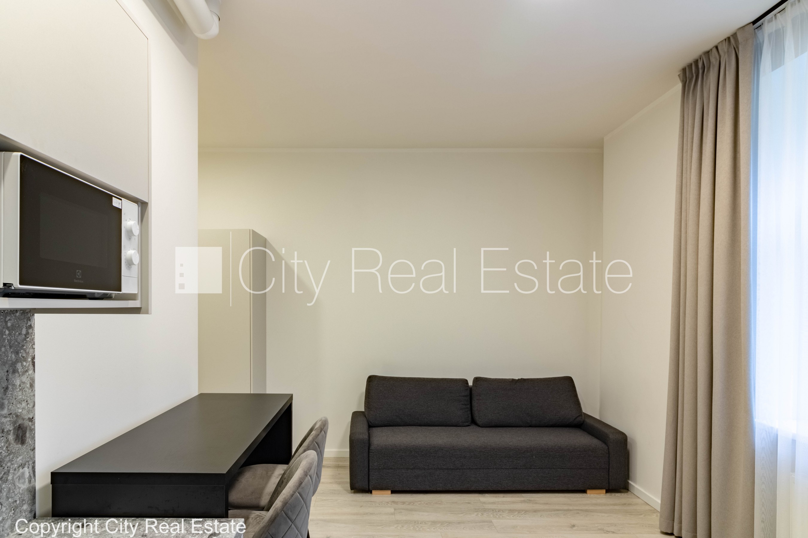 Sludinājumi. Pagalma māja, renovēta māja, ir lifts, kāpņu telpa pēc kapitālā remonta, studio tipa, virtuve Cena: 450 EUR/mēn Foto #5