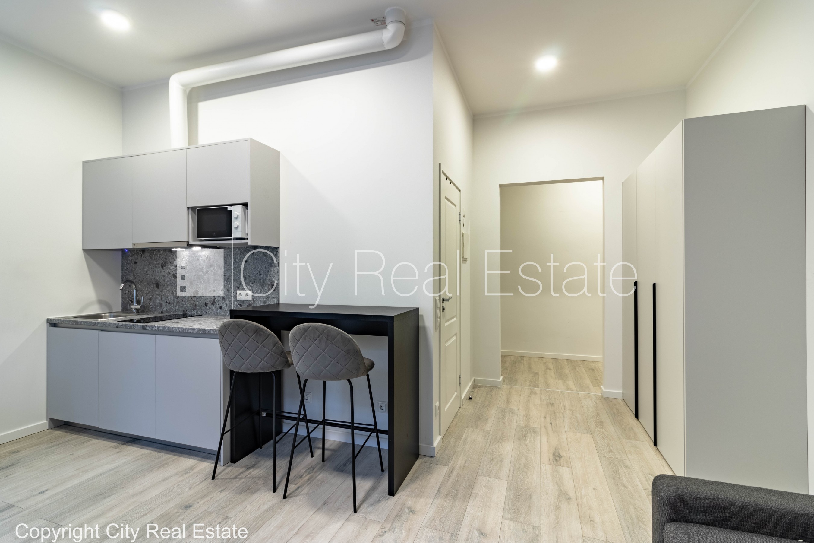 Sludinājumi. Pagalma māja, renovēta māja, ir lifts, kāpņu telpa pēc kapitālā remonta, studio tipa, virtuve Cena: 450 EUR/mēn Foto #3