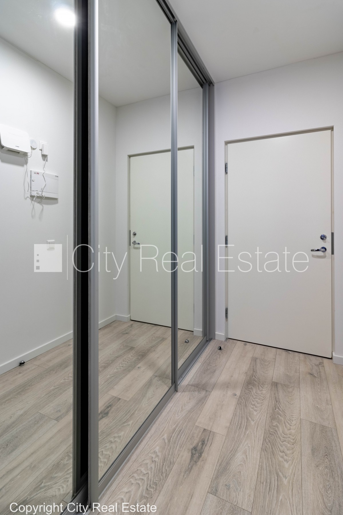 Sludinājumi. Pagalma māja, renovēta māja, slēgta teritorija, ir lifts, kāpņu telpa pēc kapitālā remonta, studio Cena: 450 EUR/mēn Foto #9