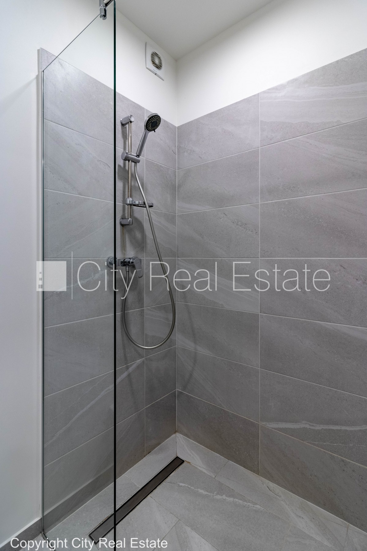 Sludinājumi. Pagalma māja, renovēta māja, slēgta teritorija, ir lifts, kāpņu telpa pēc kapitālā remonta, studio Cena: 450 EUR/mēn Foto #7