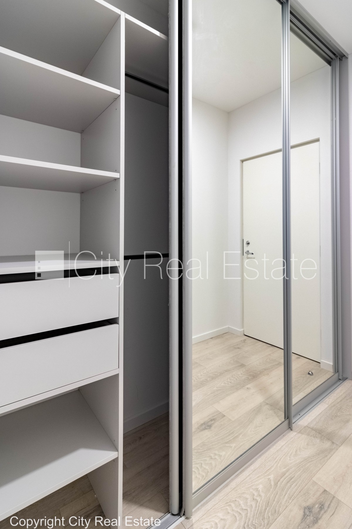 Sludinājumi. Pagalma māja, renovēta māja, slēgta teritorija, ir lifts, kāpņu telpa pēc kapitālā remonta, studio Cena: 450 EUR/mēn Foto #10