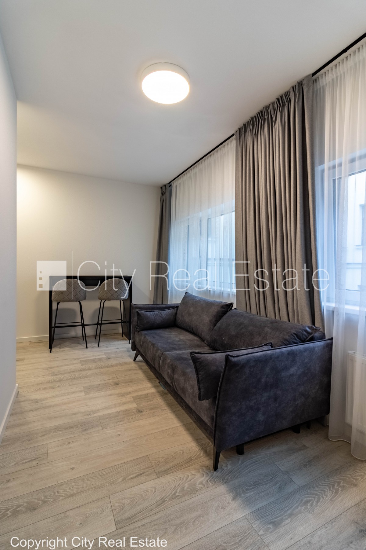 Sludinājumi. Pagalma māja, renovēta māja, slēgta teritorija, ir lifts, kāpņu telpa pēc kapitālā remonta, studio Cena: 450 EUR/mēn Foto #2