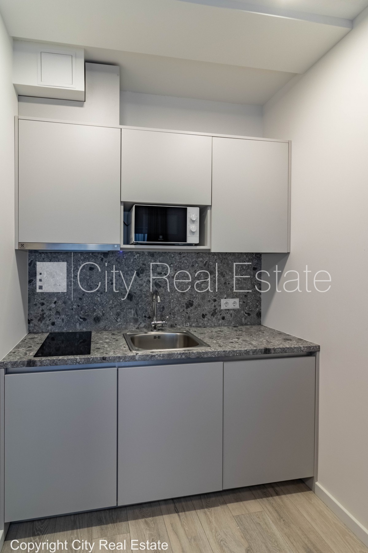 Sludinājumi. Pagalma māja, renovēta māja, slēgta teritorija, ir lifts, kāpņu telpa pēc kapitālā remonta, studio Cena: 450 EUR/mēn Foto #5