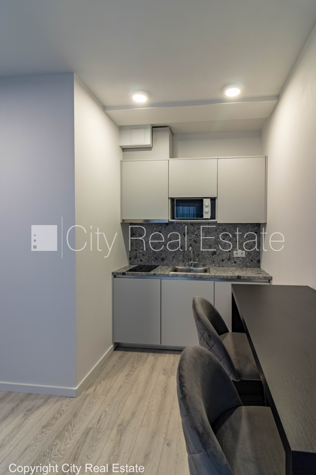 Sludinājumi. Pagalma māja, renovēta māja, slēgta teritorija, ir lifts, kāpņu telpa pēc kapitālā remonta, studio Cena: 450 EUR/mēn Foto #4