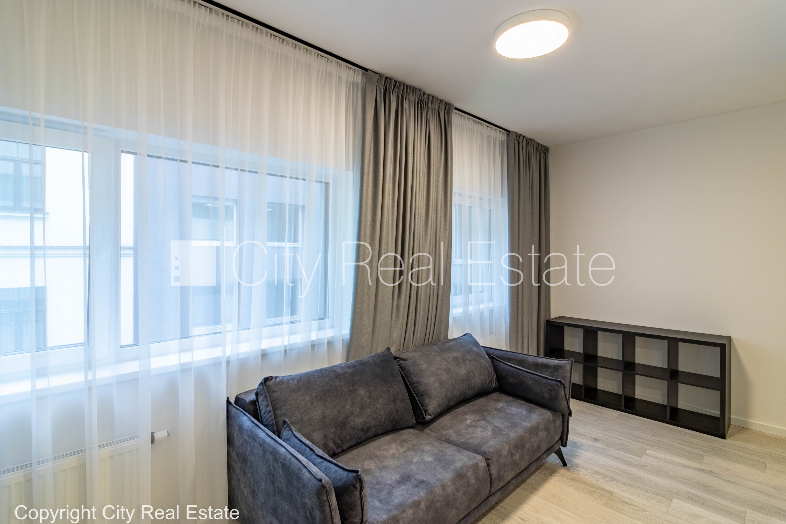 Sludinājumi. Pagalma māja, renovēta māja, slēgta teritorija, ir lifts, kāpņu telpa pēc kapitālā remonta, studio Cena: 450 EUR/mēn Foto #1