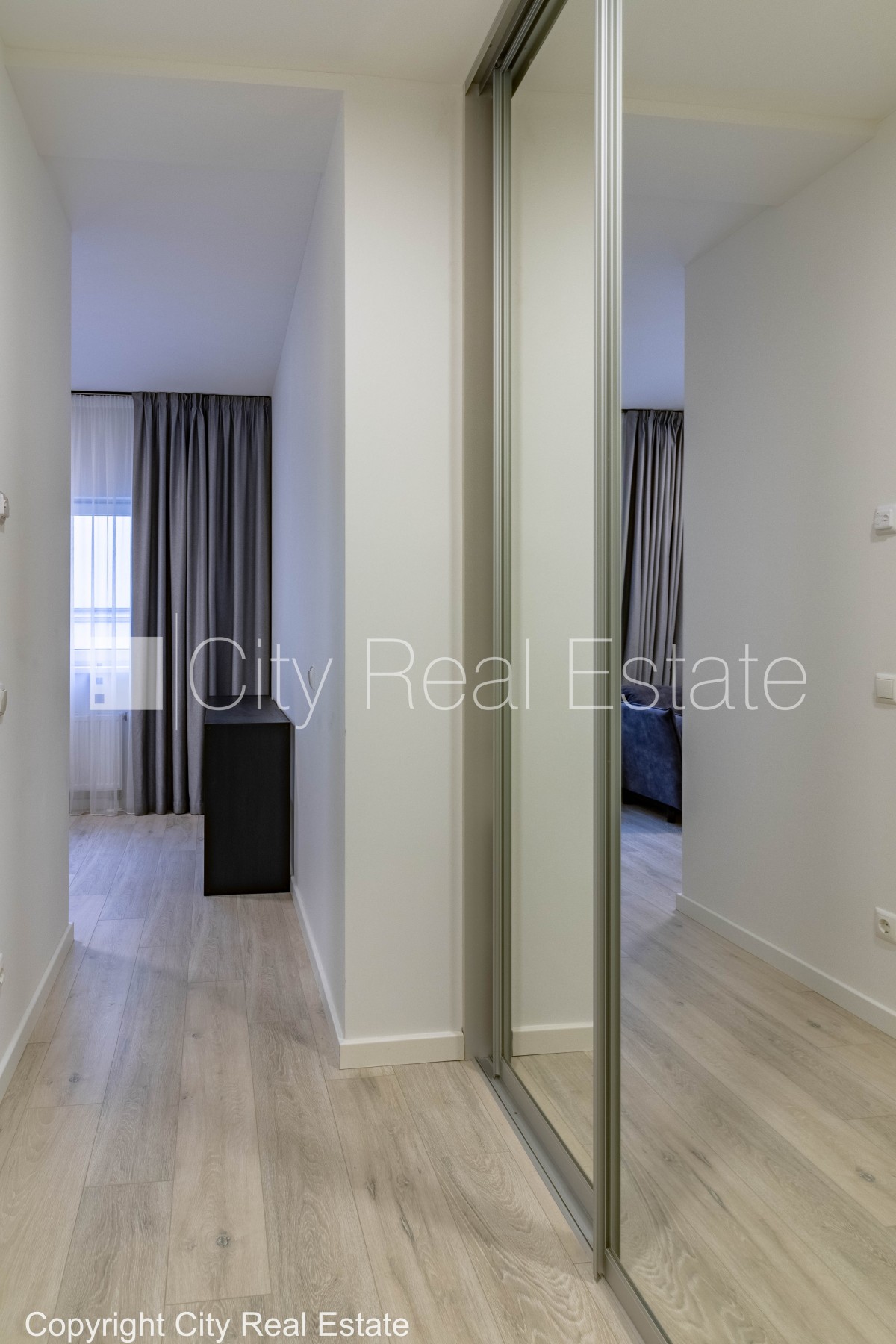 Sludinājumi. Pagalma māja, renovēta māja, slēgta teritorija, ir lifts, kāpņu telpa pēc kapitālā remonta, studio Cena: 450 EUR/mēn Foto #11