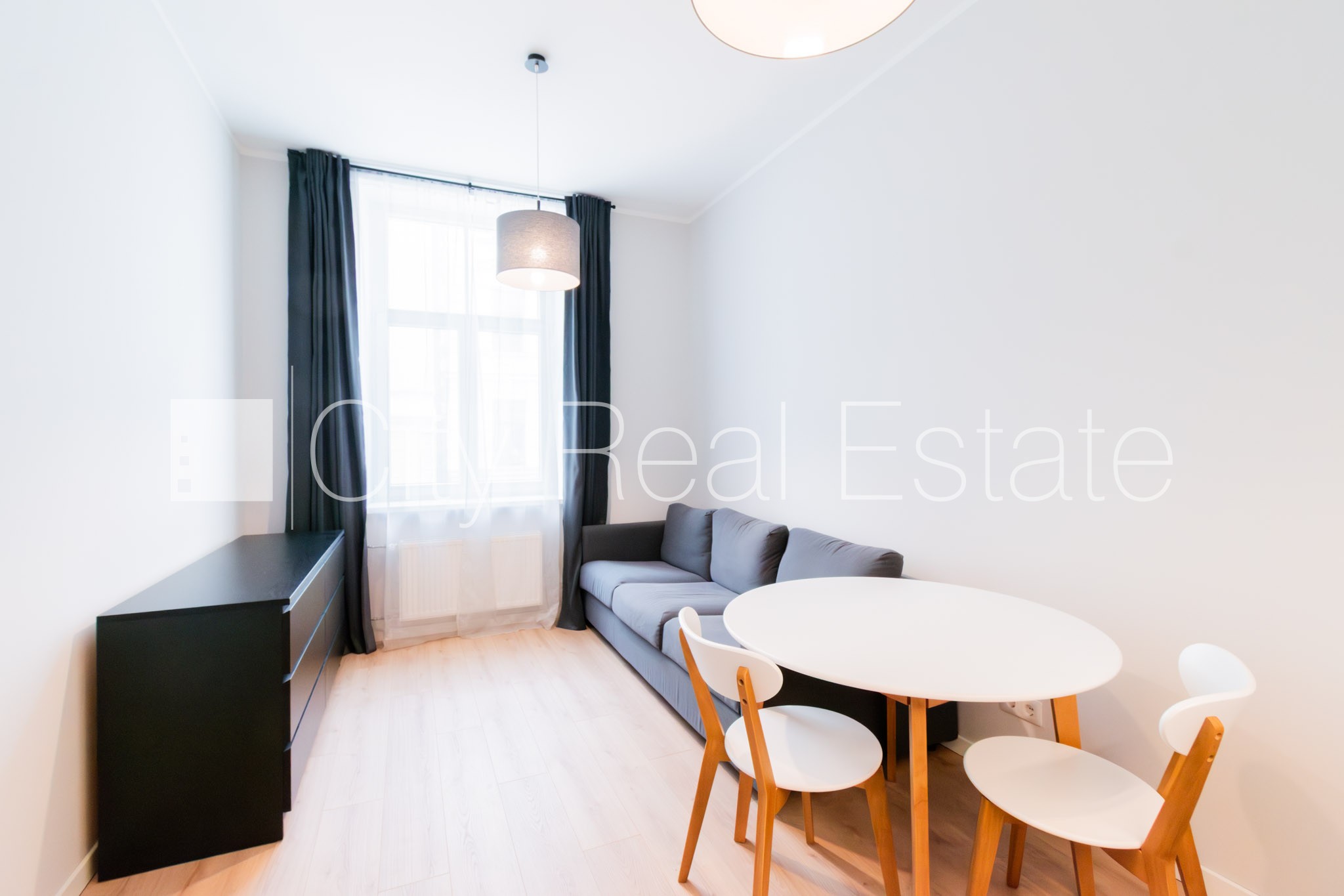 Sludinājumi. Fasādes māja, renovēta māja, iespēja nomāt autostāvvietu, ieeja no ielas, ir lifts, viena istaba Cena: 570 EUR/mēn Foto #4