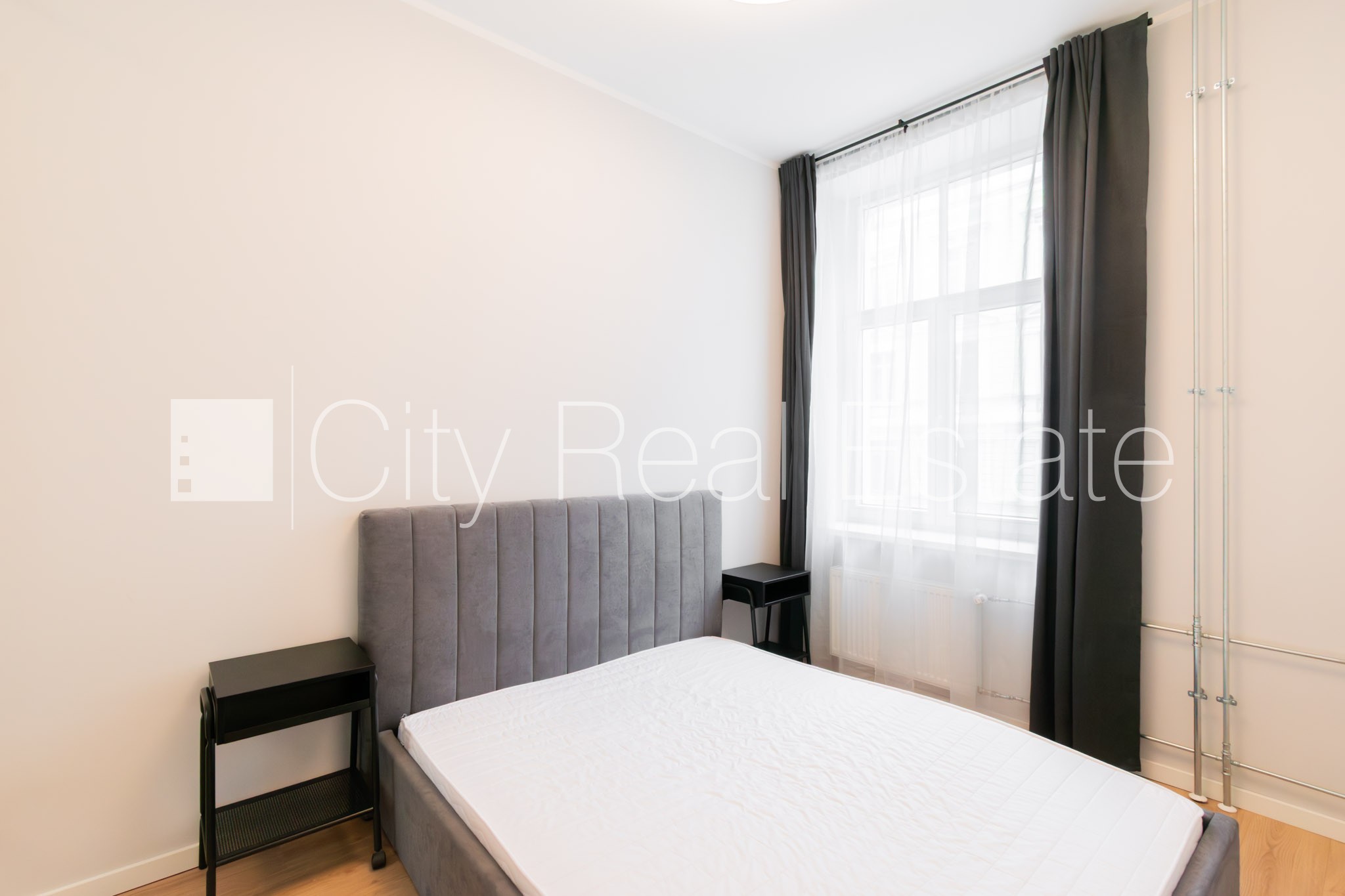 Sludinājumi. Fasādes māja, renovēta māja, iespēja nomāt autostāvvietu, ieeja no ielas, ir lifts, viena istaba Cena: 570 EUR/mēn Foto #3